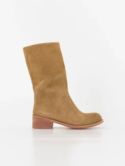 The Backward Vendor Cattle Boot