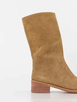 The Backward Vendor Cattle Boot