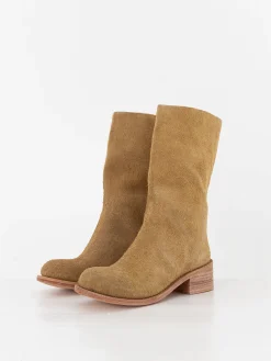 The Backward Vendor Cattle Boot