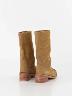 The Backward Vendor Cattle Boot