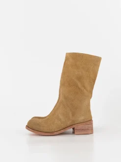 The Backward Vendor Cattle Boot